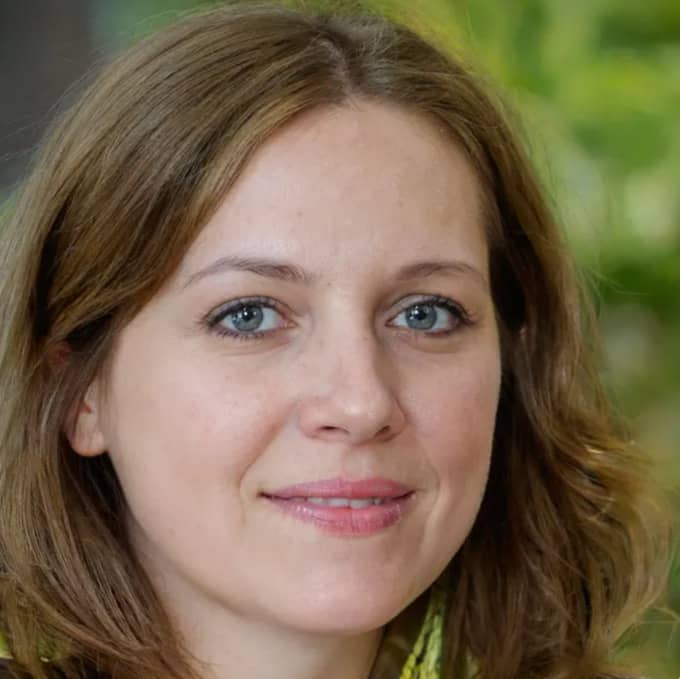 Dr. Élise Lambert